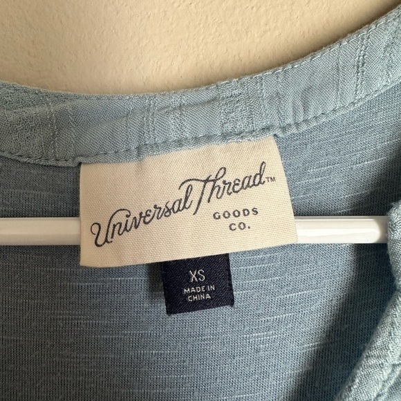 Universal Thread Short Sleeve Button-Up - Picture 5 of 6